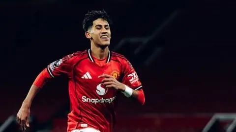 曼聯(lián)前鋒JJ·加布里埃爾在老特拉福德球場舉行的足總青年杯比賽中攻入一球