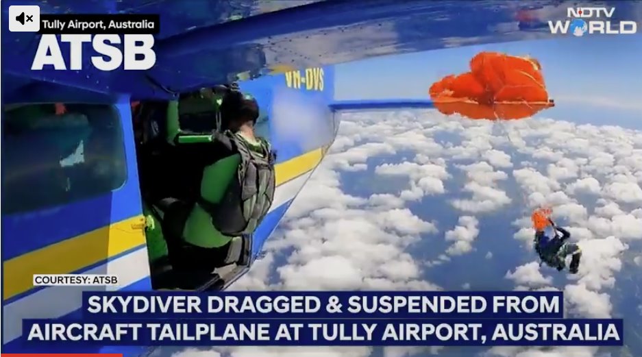 跳傘者被向后拋出，雙腿撞到了飛機尾翼。