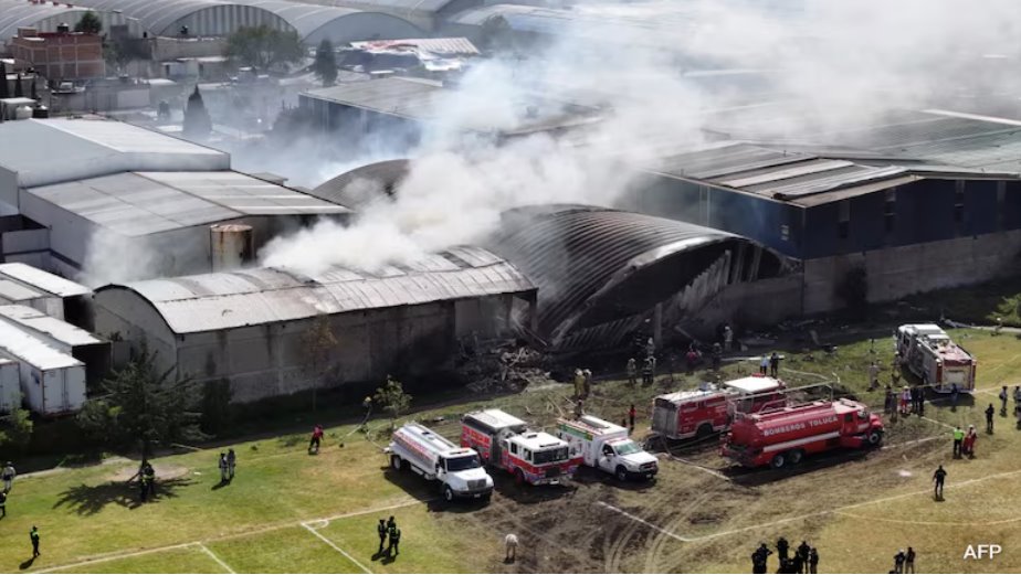 墨西哥小型飛機墜毀事故發(fā)生在距離托盧卡機場5公里的圣馬特奧阿滕科工業(yè)區(qū)