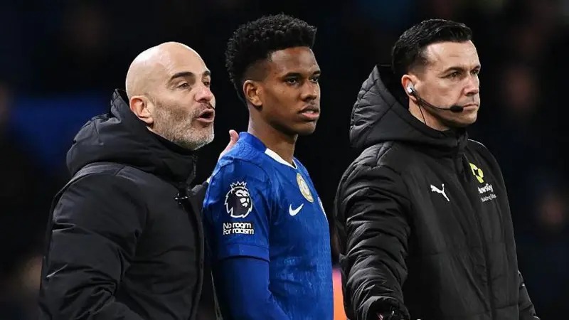 切爾西邊鋒埃斯特萬&middot;威廉站在主教練恩佐&middot;馬雷斯卡旁邊，等待作為替補(bǔ)上場。