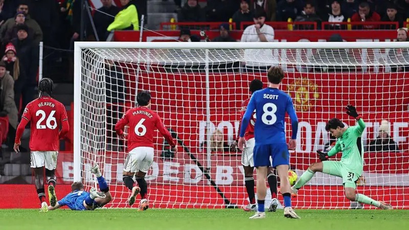 塞內(nèi)&middot;拉門斯撲出了大衛(wèi)&middot;布魯克斯的射門