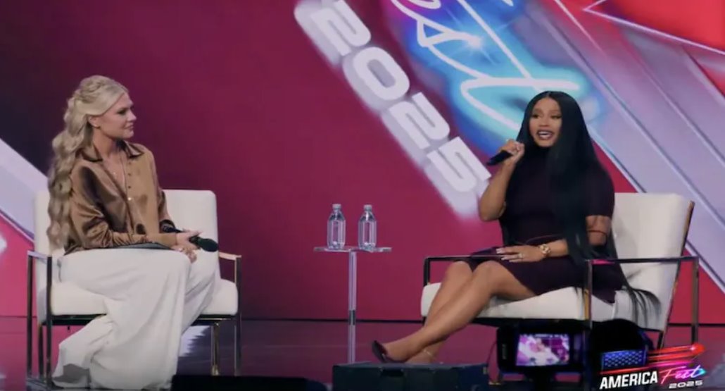 妮琪&middot;米娜在TurningPointUSA的AmericaFest大會上接受了ErikaKirk的采訪