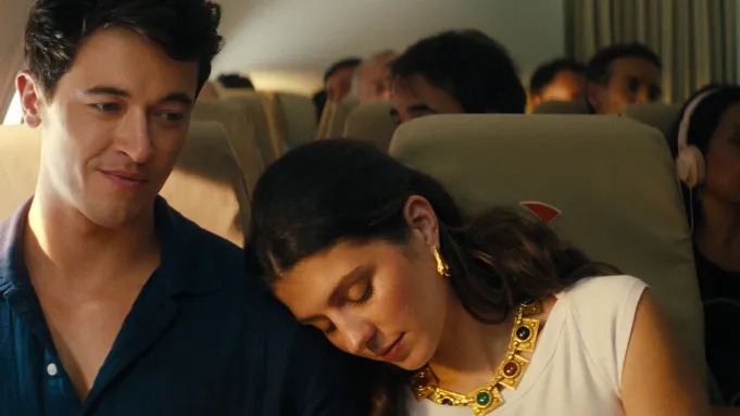 湯姆&middot;布萊斯飾演亞歷克斯，艾米麗&middot;巴德飾演波比，電影《我們在假期里遇到的人》