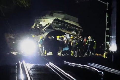 西班牙一列火車因墻體倒塌脫軌造成司機(jī)死亡37人受