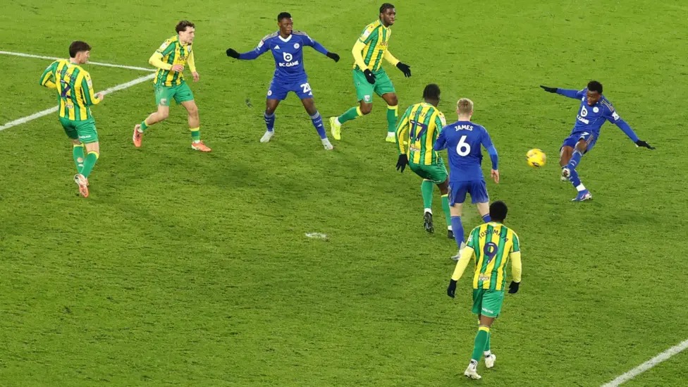 萊斯特城隊的阿卜杜勒&middot;法塔烏（最右）在第95分鐘凌空抽射破門，攻破了西布朗隊的球門。