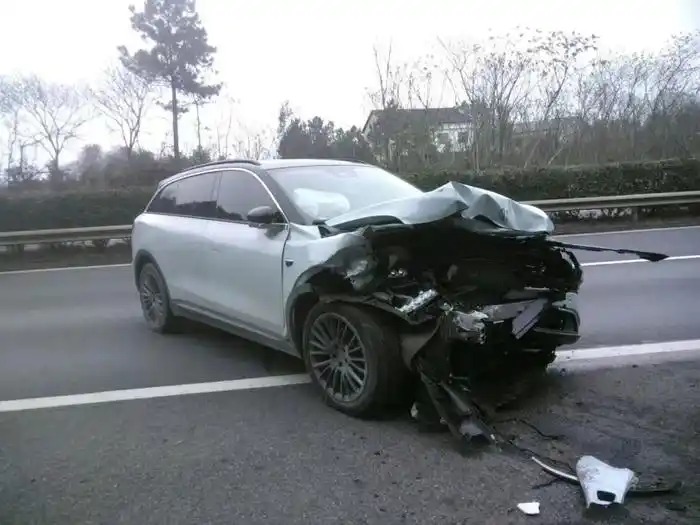 零跑品牌電動(dòng)汽車輔助駕駛車禍