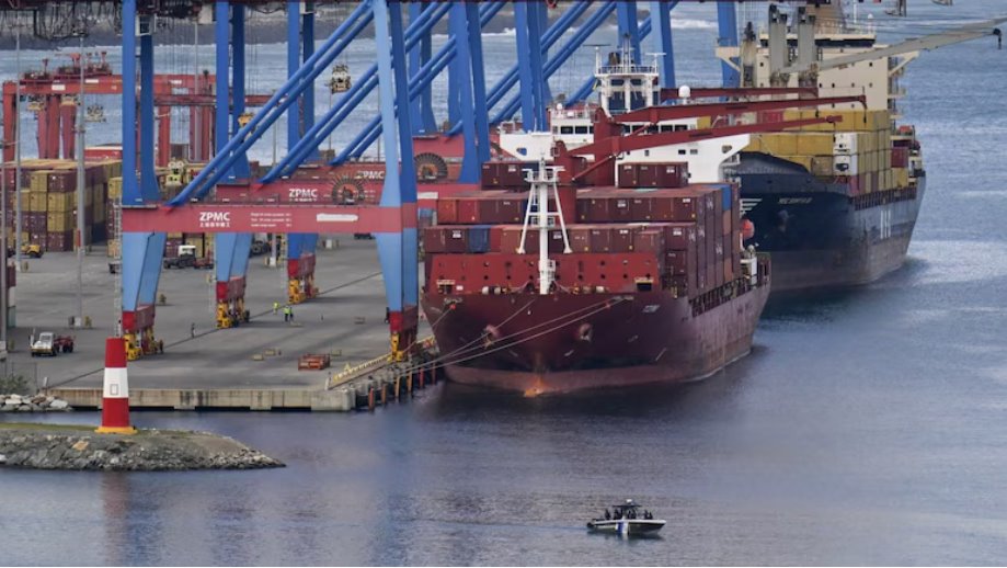 周五晚些時(shí)候，衛(wèi)星圖像顯示這些船只出現(xiàn)在委內(nèi)瑞拉水域。