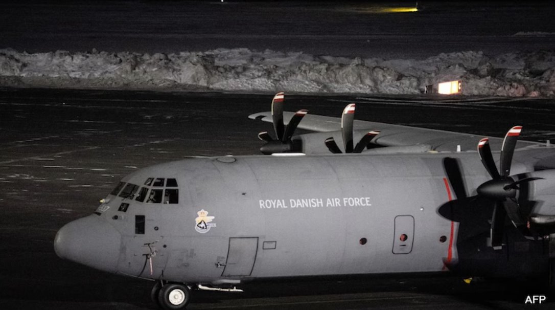 一架丹麥皇家空軍（RDAF）洛克希德C-130J超級(jí)大力神運(yùn)輸機(jī)停放在格陵蘭島努克
