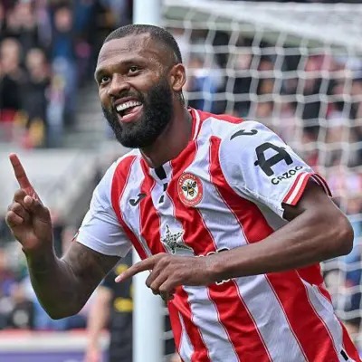 布倫特福德前鋒伊戈?duì)?middot;蒂亞戈在英超聯(lián)賽中慶祝進(jìn)球