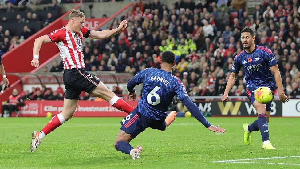 巴拉德在11月對陣?yán)蠔|家阿森納的比賽中打入了他在英超聯(lián)賽中的第二個(gè)進(jìn)球