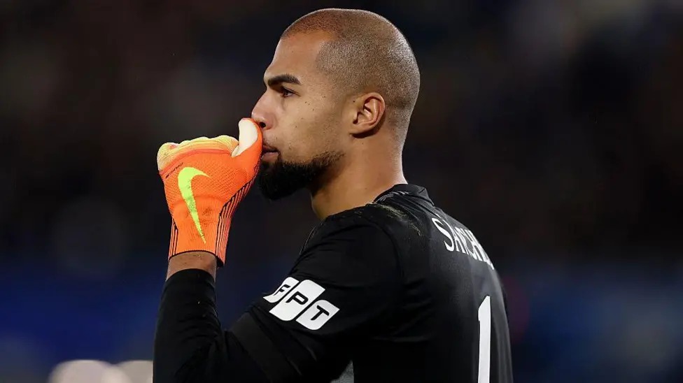 羅伯特&middot;桑切斯在對(duì)陣阿森納的比賽中出現(xiàn)失誤