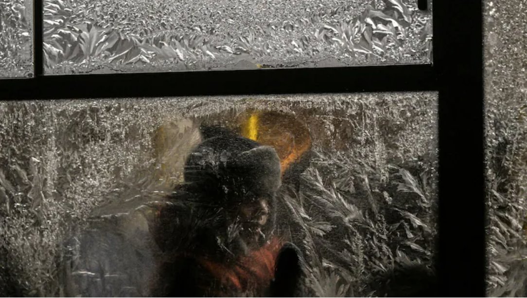 基輔市長維塔利&middot;克利奇科報告稱，約有 400 棟居民樓仍然沒有供暖。