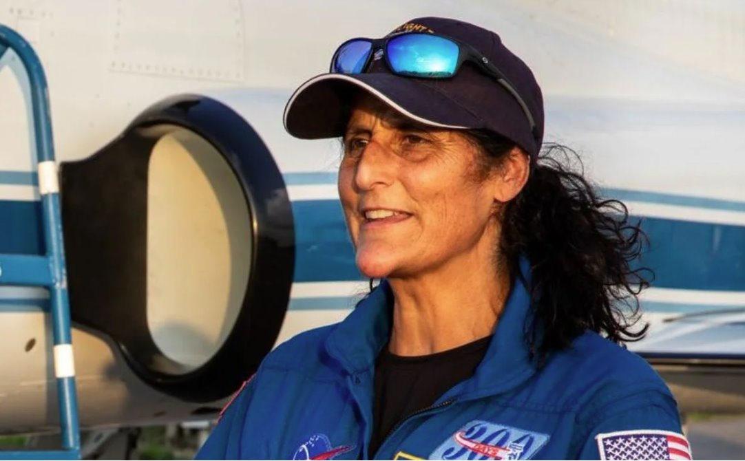 蘇尼塔&middot;威廉姆斯服役27年，完成九次太空行走，總時(shí)長(zhǎng)為62小時(shí)6分鐘。