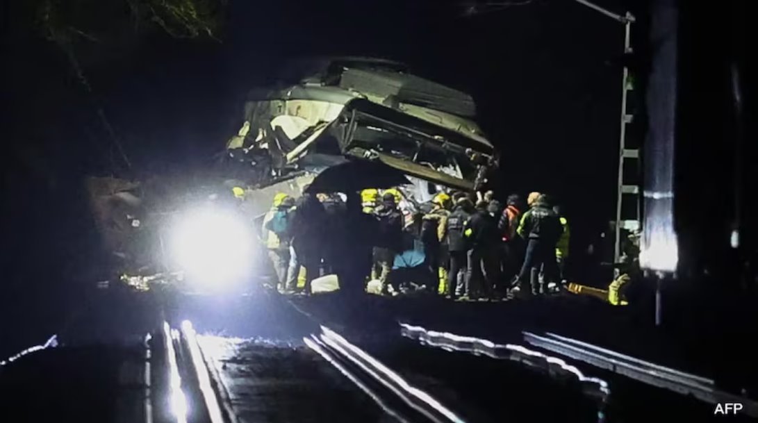 西班牙一列火車因墻體倒塌脫軌，造成司機(jī)死亡，37人受傷。