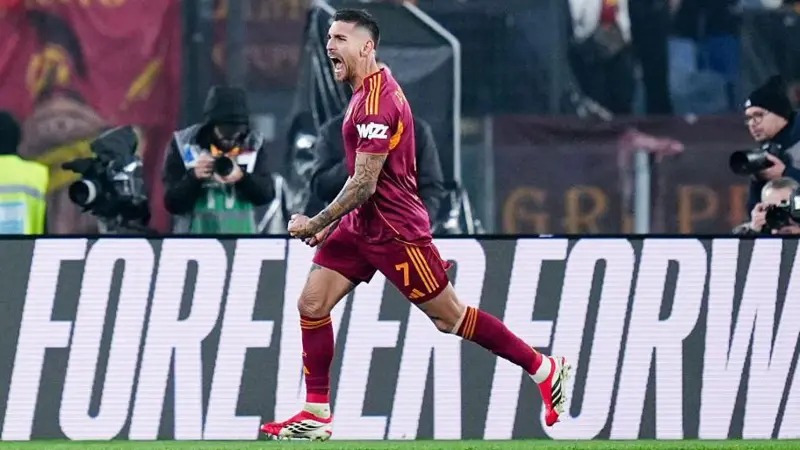 洛倫佐&middot;佩萊格里尼慶祝羅馬在意甲聯(lián)賽中攻破AC米蘭球門