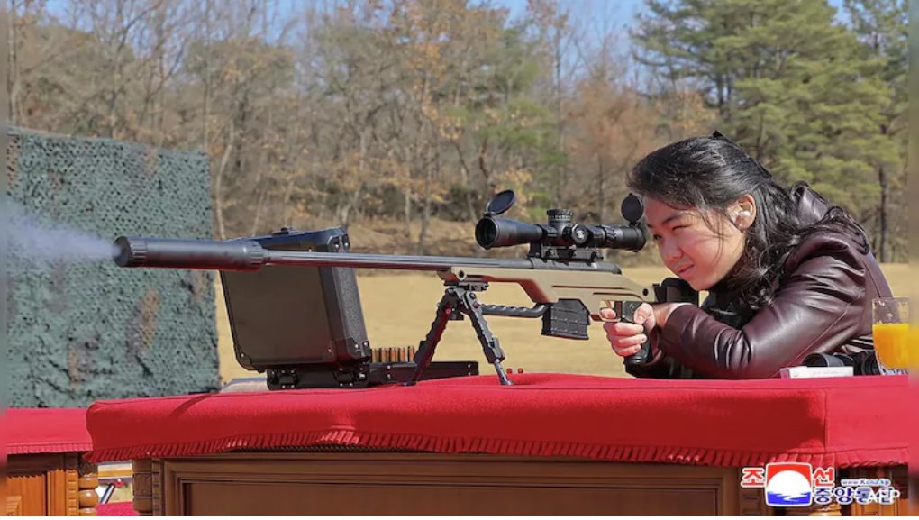 金正恩的女兒金珠愛(ài)在朝鮮某秘密地點(diǎn)試射一支新型狙擊步槍