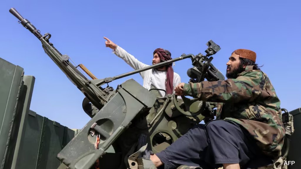 塔利班安全人員操作高射炮，警戒巴基斯坦的空襲