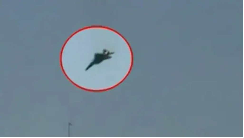 多家媒體報道稱，兩名飛行員已安全彈射逃生。