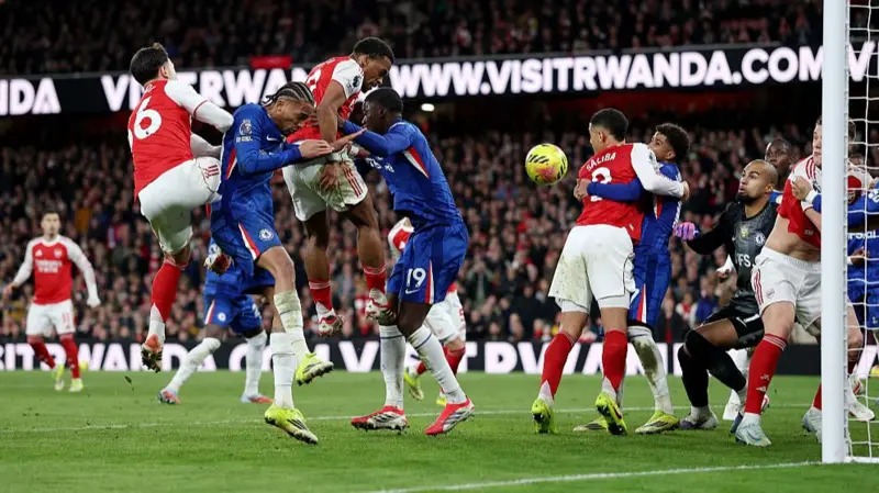 在阿森納與切爾西的英超聯(lián)賽中，阿森納球員尤里恩&middot;廷伯攻破了切爾西球員羅伯特&middot;桑切斯的十指關(guān)，打入了球隊(duì)的第二個(gè)進(jìn)球。