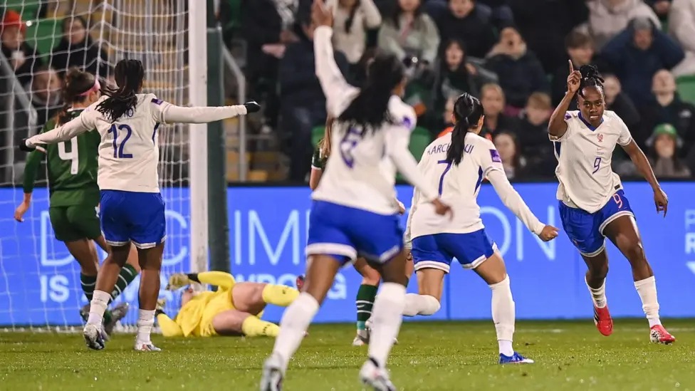 曼聯(lián)前鋒梅爾文&middot;馬拉爾梅開二度，幫助法國隊逆轉(zhuǎn)取勝。