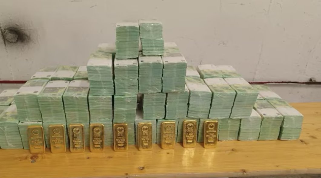 匈牙利政府公布了從裝甲車中繳獲的現(xiàn)金和金條照片