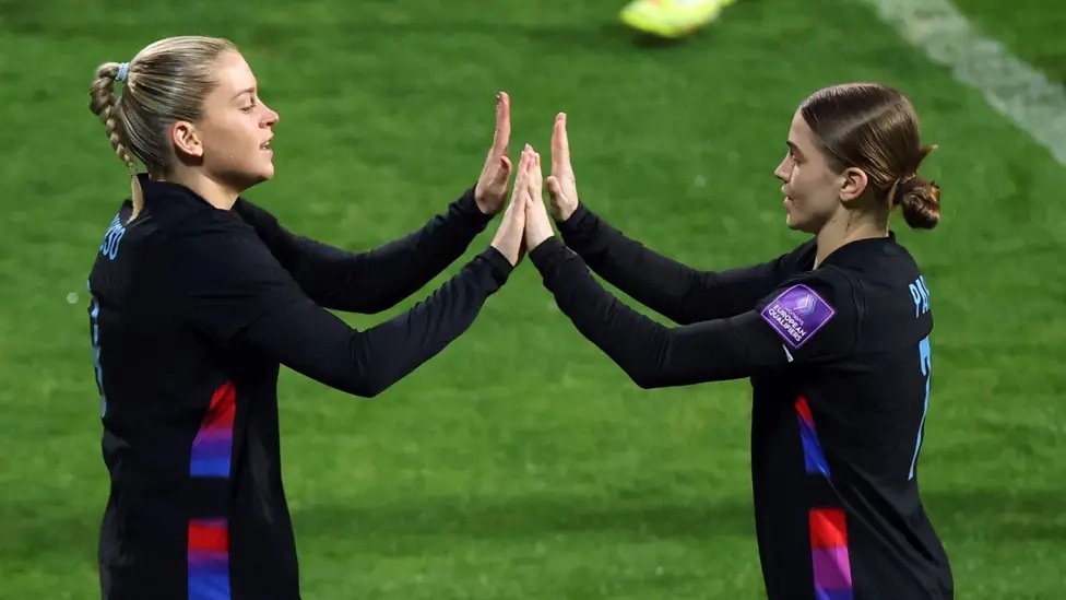 阿萊西亞&middot;魯索（左）和杰西&middot;帕克均梅開二度，幫助英格蘭隊(duì)以6比1戰(zhàn)勝烏克蘭隊(duì)。