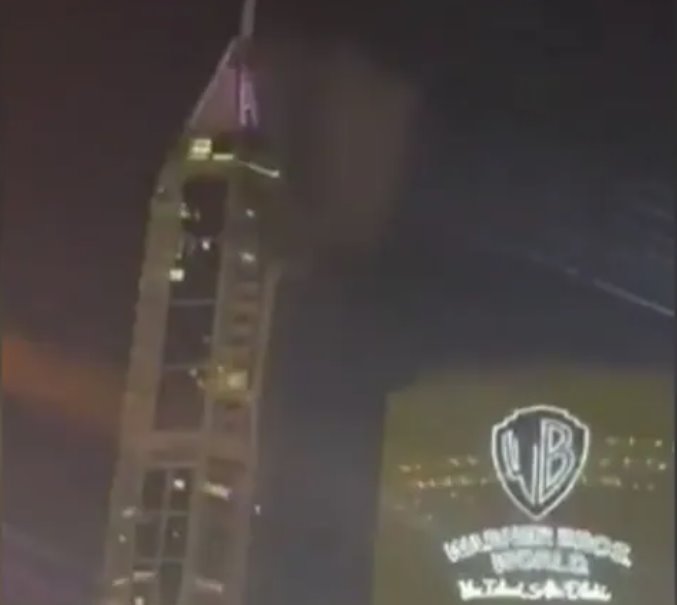 伊朗繼續(xù)發(fā)動海灣襲擊，迪拜碼頭一座塔樓冒出濃煙。