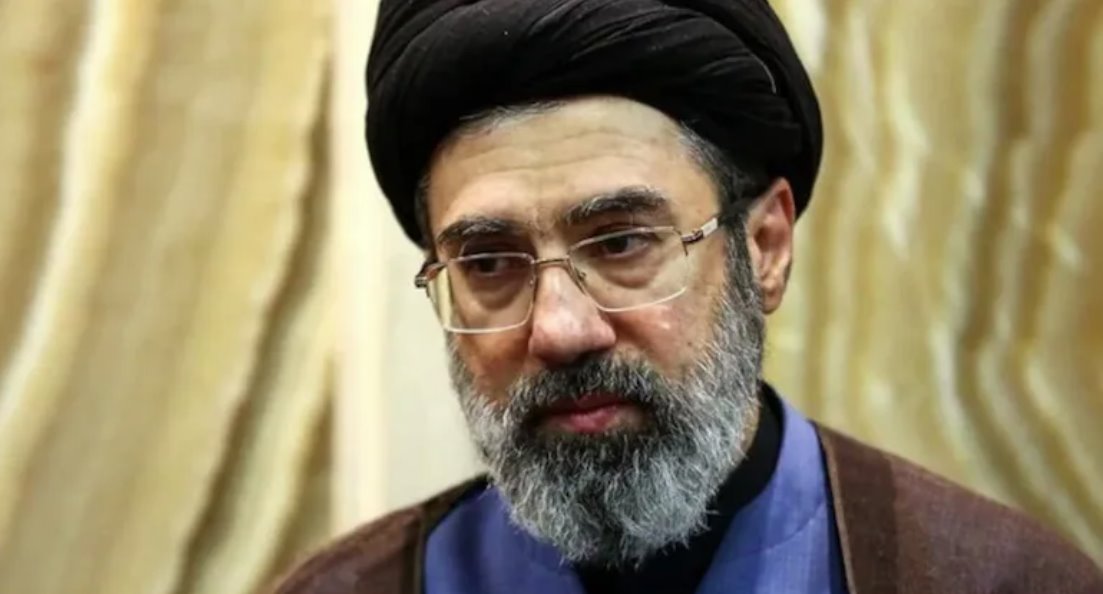 哈梅內(nèi)伊死于美國發(fā)起的伊朗戰(zhàn)爭第一天襲擊，哈梅內(nèi)伊之子穆杰塔巴接任。