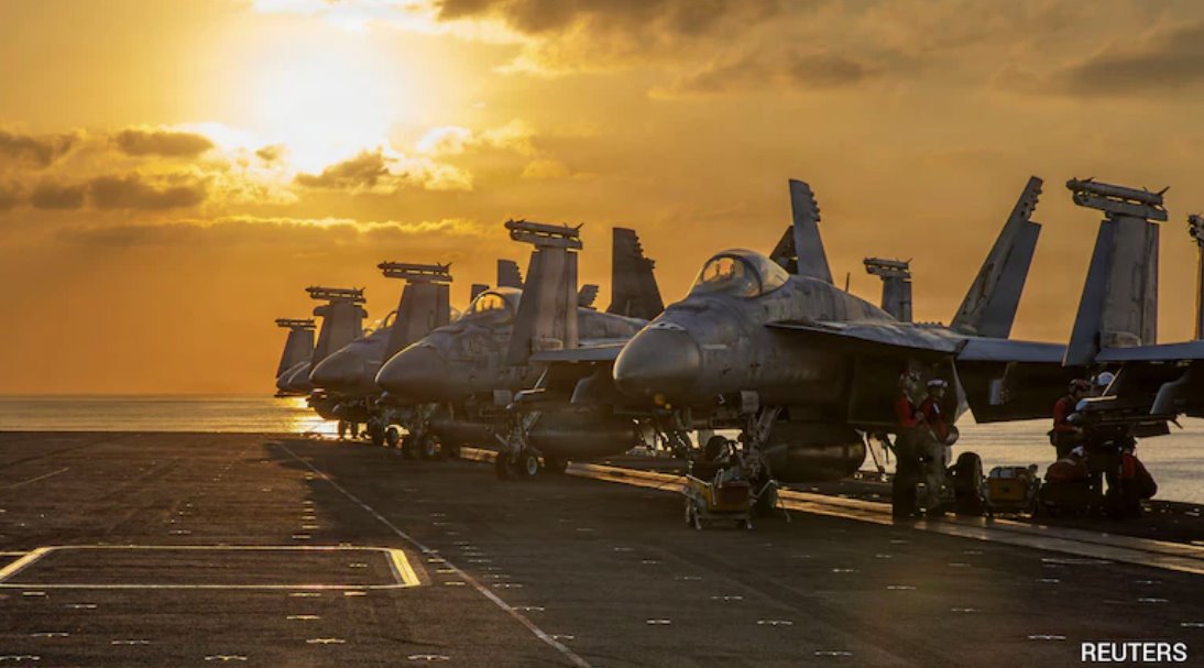 美國海軍戰(zhàn)斗機停在航空母艦的甲板上