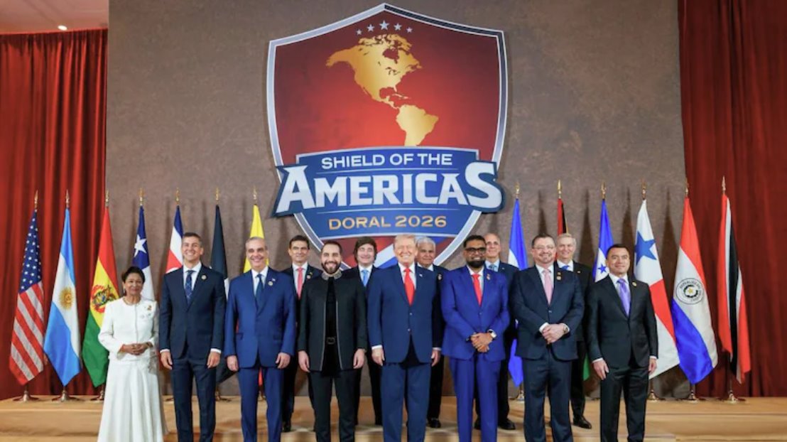 特朗普與來自拉丁美洲各國的領導人在美洲之盾峰會上合影