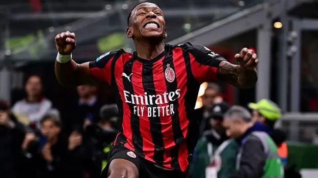 佩爾維斯&middot;埃斯圖皮尼安慶祝攻破國(guó)際米蘭球門(mén)