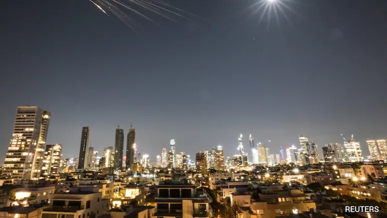 伊朗媒體稱(chēng)，美國(guó)和以色列的空襲連夜襲擊了德黑蘭的一家銀行。