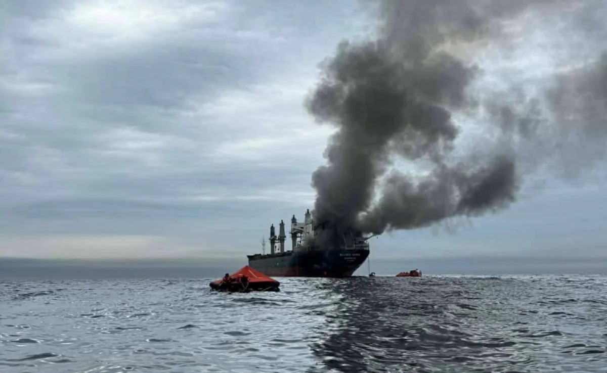 泰國海軍發(fā)布的照片??顯示，該艦船的船體和上層建筑冒出滾滾黑煙。