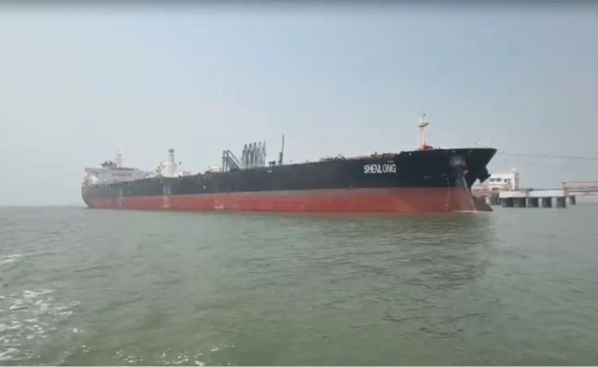 神龍?zhí)柼K伊士型油輪穿越霍爾木茲海峽