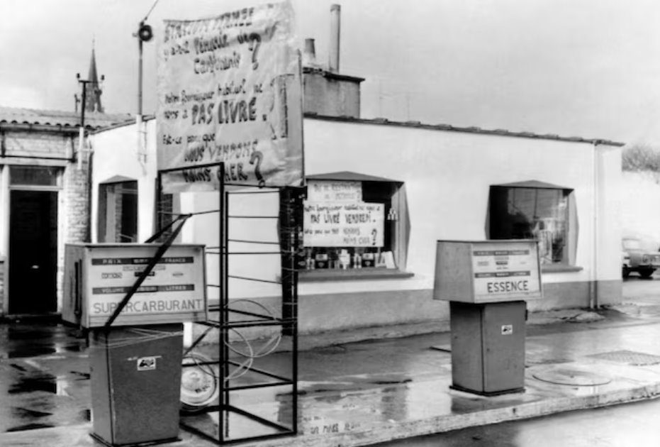 1973年石油危機期間，法國洛姆一家超市的加油泵關閉了。