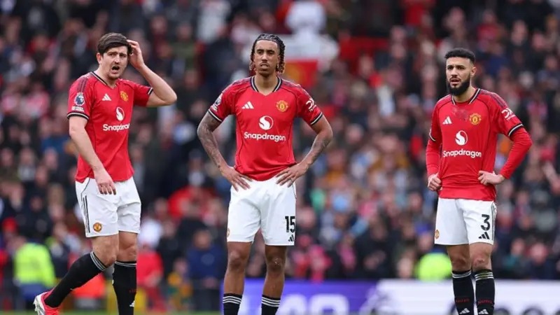 曼聯(lián)后衛(wèi)萊尼&middot;約羅（中）與哈里&middot;馬奎爾（左）和努塞爾&middot;馬茲拉維合影