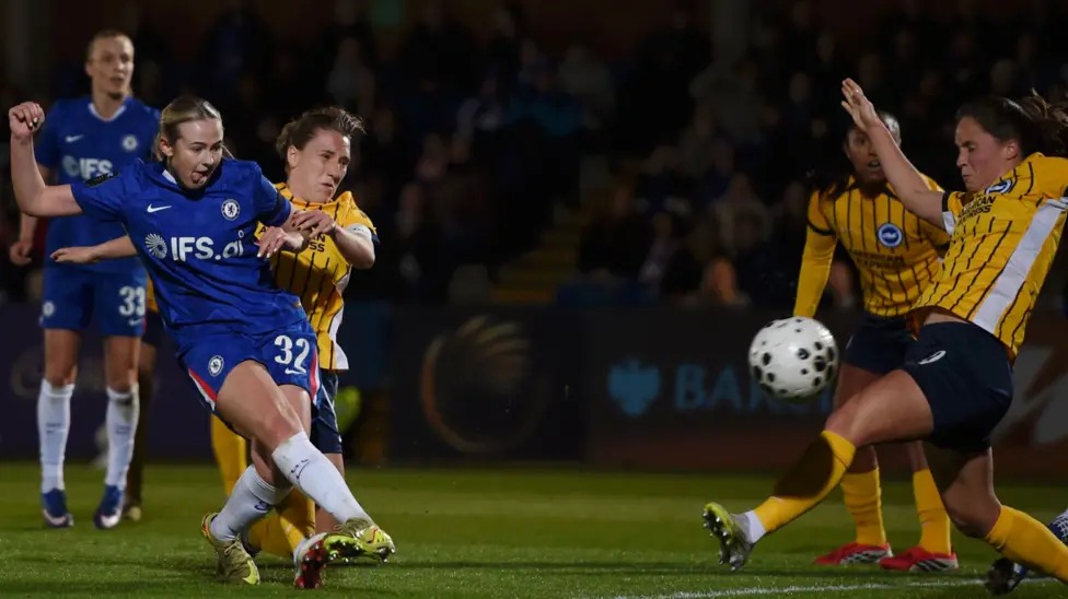 切爾西隊(duì)的萊克西&middot;波特攻入了球隊(duì)的第二個(gè)進(jìn)球