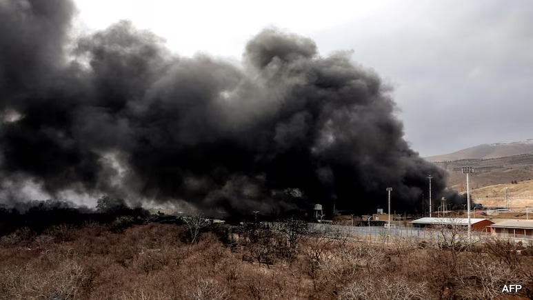 德黑蘭西北部沙赫蘭煉油廠在夜間遭到空襲后，升起了一股濃煙。